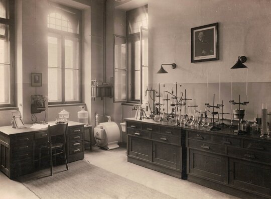 Laboratoře v přízemních prostorách kolem roku 1930, na stěně obraz tehdejšího primátora Karla Baxy