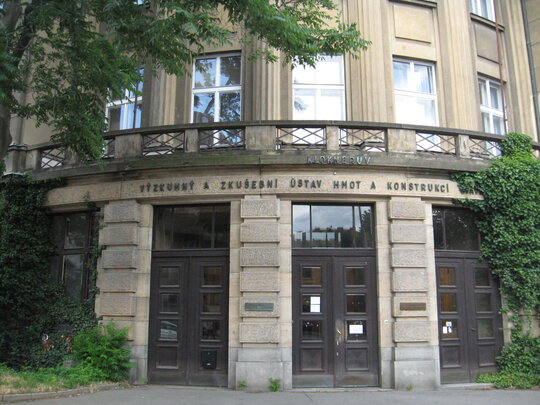 Roh_Šolínovy_a_Zikovy_ulice,_Praha_6,_vstup_do_Kloknerova_ústavu_zdroj wikipedia.cz